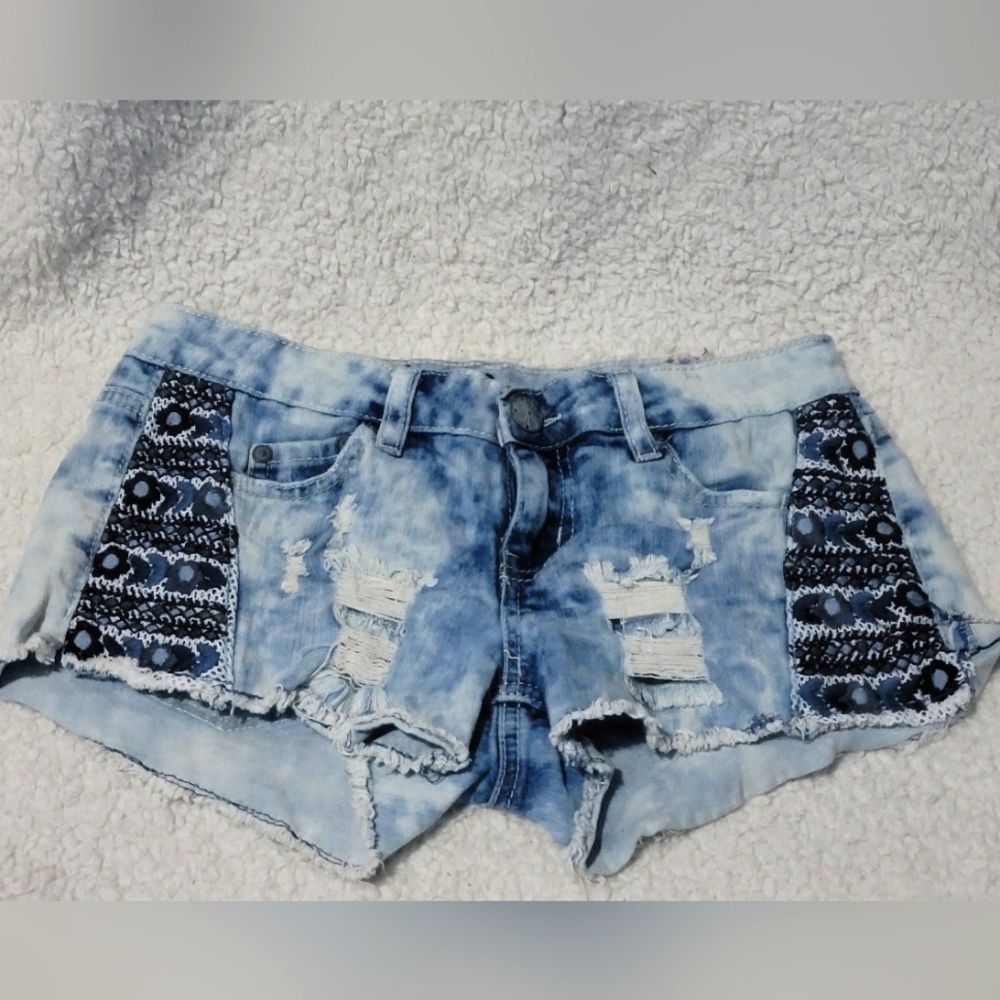 Hippie laundry shorts. Size 5 like new. Beautiful embroidered flowers on front - Picture 1 of 7
